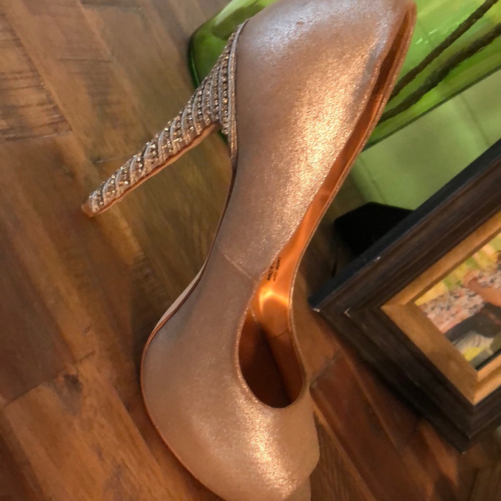 Badgley Mischka Vixon Platinum Metalic heels!
